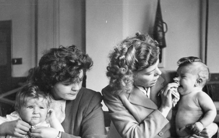 Pair of young mothers with their babies, 1952